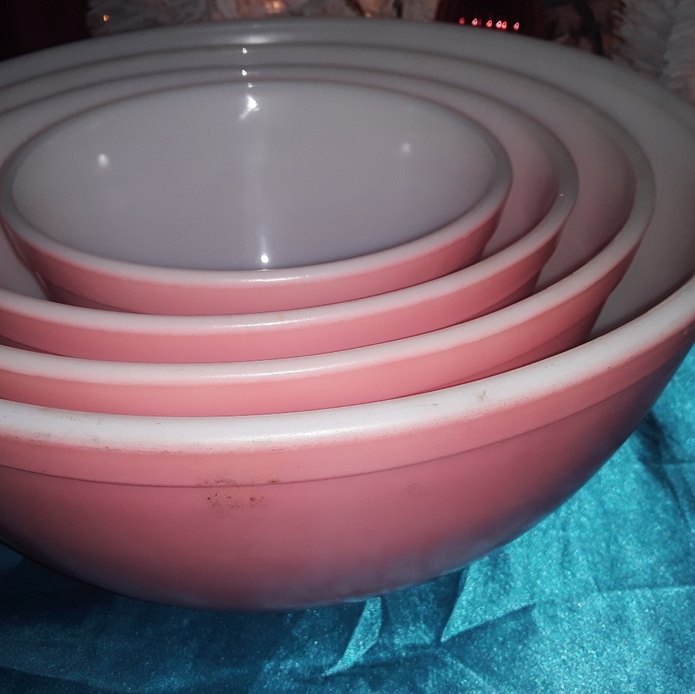 Vintage PYREX RARE Flamingo Pink Mixing Bowl set